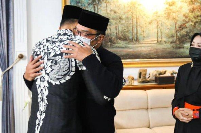 Momen AHY takziah ke kediaman Ridwan Kamil.
