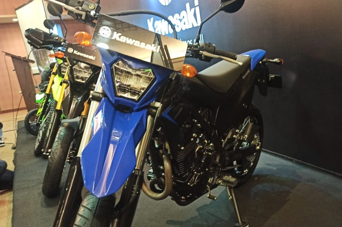 Kawasaki akhirnya meluncurkan New KLX 230 series, banyak pilihan warna dan ada dua varian yang ditawarkan.