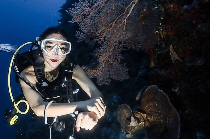 Gisel mengunggah foto diving sembari pamer barang jualan. Dia ketagihan diving di Kepulauan Togean di Sulawesi Tengah.