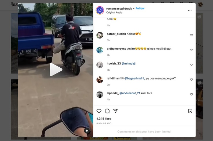 Pemandangan pengendara sepeda motor yang mendorong pemotor lain menggunakan kaki saat mogok atau bahasa bikernya stut pasti kerap ditemui di jalan raya. 