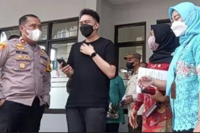 Pemilik restoran nasi Padang babi sudah bikin orang Minang murka. Foto tampangnya disebarkan usai diperiksa polisi. 