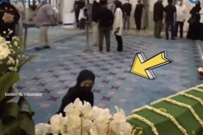 Nabila Ishma kekasih Eril bikin nyesek netizen. Dia mengucapkan kata-kata sembari bersimpuh di sisi jenazah Eril. Foto kondisinya bikin pilu.