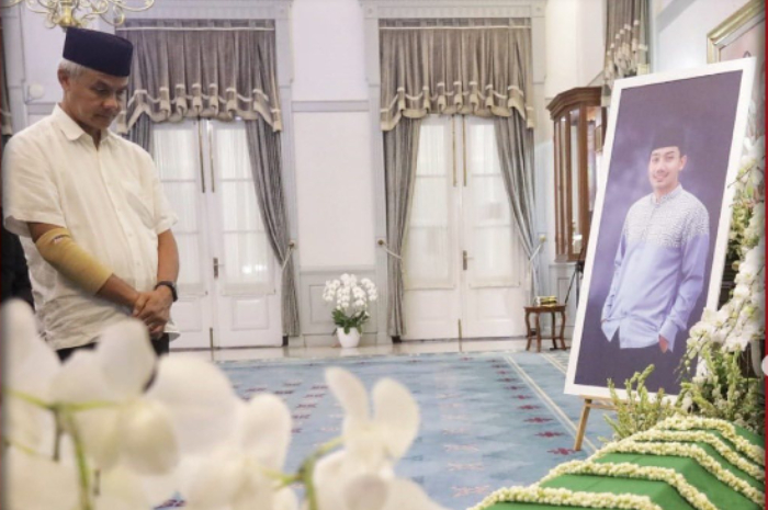 Foto Ganjar Pranowo takziah jenazah anak Ridwan Kamil. 
