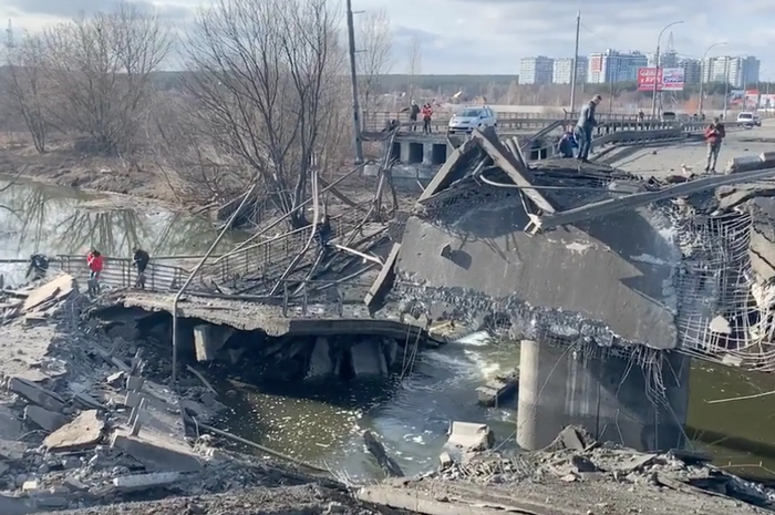 Ilustrasi jembatan hancur di Ukraina
