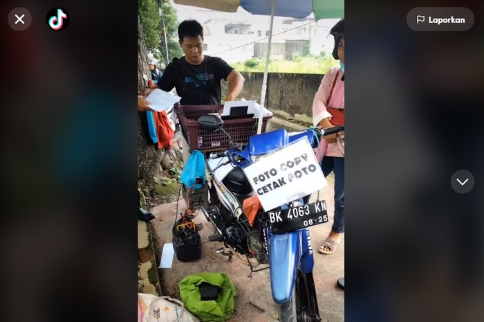 Viral di media sosial seorang lelaki yang berinisiatif menjadi tukang fotokopi keliling menggunakan motor.