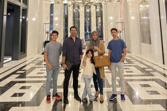 Vitria Mahardika Inda istri desainer interior yang ikut ribut dengan Iko Uwais ternyata punya usaha mentereng ini. Foto sosoknya terekspos.
