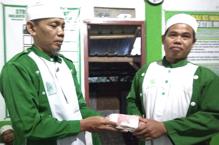 Ahmad Shobirin menteri pendidikan Khilafatul Muslimin dapat gaji yang sumbernya dari sini. Anggotanya tangisi uang Rp 2,3 miliar yang dibawa polisi.