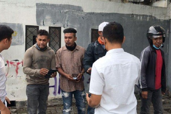 7 debt collector gadungan di Cengkareng, Jakarta Barat ditangkap polisi.