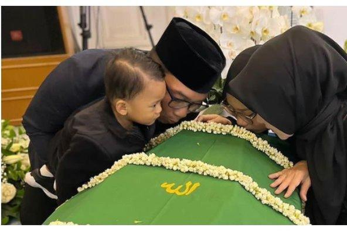 Foto Ridwan Kamil dan Keluarga Mencium Peti Jenazah Eril sebelum dimakamkan. 