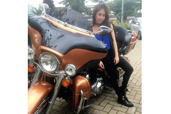 Selebgram Ayu Thalia berpose bareng moge Harley-Davidson, sedang ramai kasus dengan putra Ahok, Nicholas Sean.