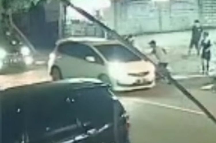 Viral di media sosial video detik-detik kecelakaan yang melibatkan mobil dan motor di daerah Pancoran Timur Selasa malam.