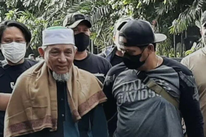 Pemimpin tertinggi Khilafatul Muslimin punya dendam gegara anaknya jadi korban pembantaian TNI di Lampung. Pantas ngotot bikin negara sendiri.