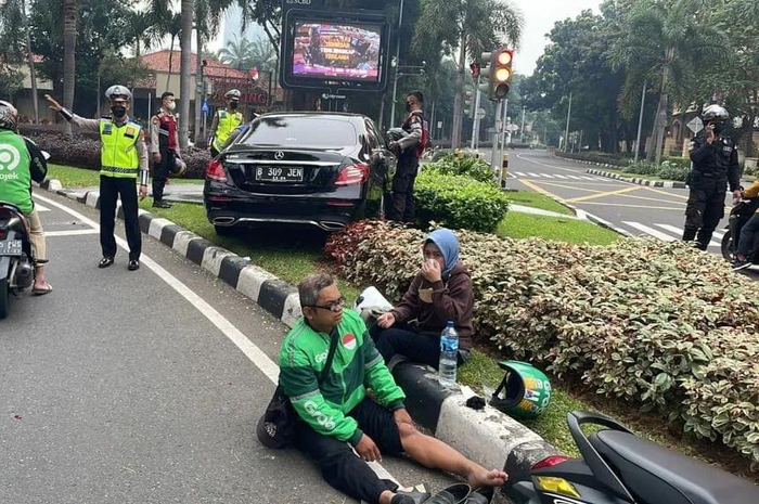Pengemudi Mercy yang seruduk ojol di SCBD Jakarta Selatan ternyata sudah mengalami kondisi begini sebelum kecelakaan terjadi. 