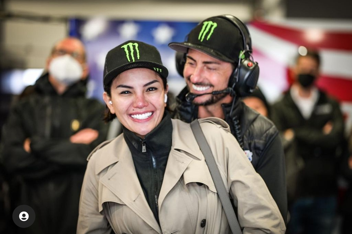 Nikita Mirzani dan John Hopkins