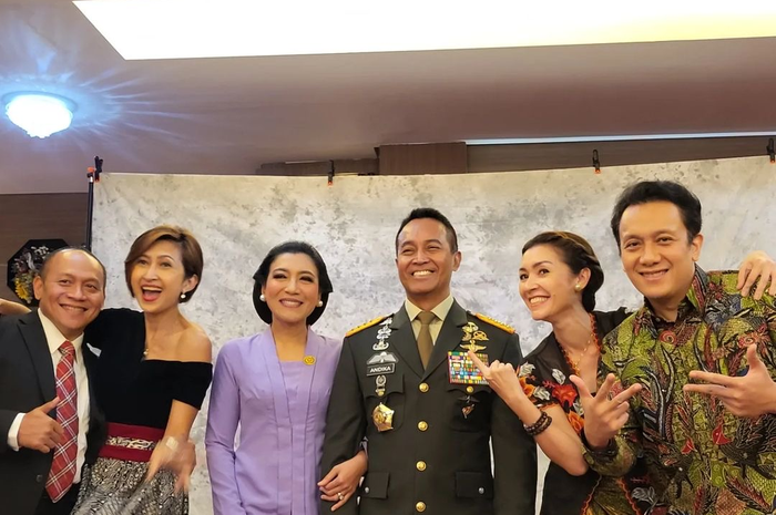 Tabiat asli istri Panglima TNI Jenderal Andika Perkasa sengaja dikuliti di media sosial. Foto sosoknya sampai viral gegara pakai masker mewah.