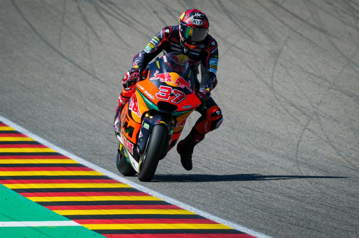 Augusto Fernandez (Red Bull KTM Ajo) menang telak saat lakoni balapan Moto2 Jerman 2022, Minggu (19/06).