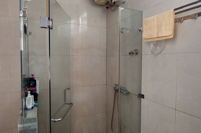 6 Cara Menjaga Pintu Kaca Shower Tetap Bersih
