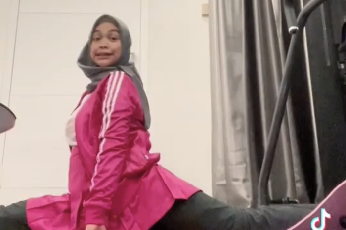 Ria Ricis membeberkan alasan dia lakukan aksi split di tengah kondisi hamil tua. Alasan istri Teuku Ryan bikin syok netizen.