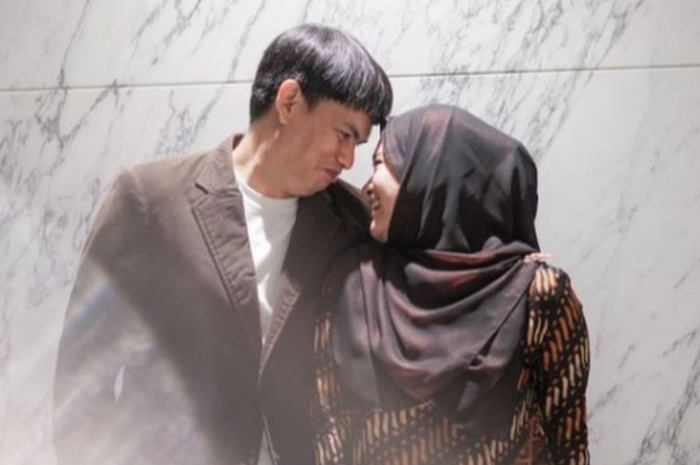 Ikke Nurjanah dan suami barunya, Karlie Fu