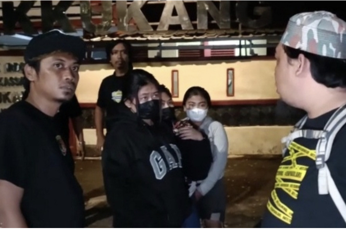 Wanita berinisial IN mengalami pengeroyokan hingga pakaiannya dilucuti. Para pelaku geram gegara korban berani ngomong begini.
