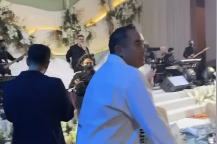 Gisel mengunggah foto yang menunjukkan Ardi Bakrie ogah joget bareng istrinya, Nia Ramadhani. Ardi pilih berdiri sendirian.