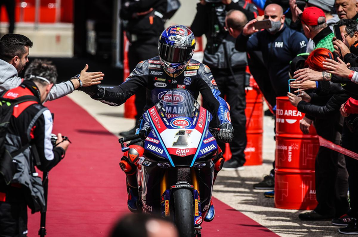Toprak Razgatlioglu terciduk sedang menguji motor Yamaha YZR-M1 di sirkuit Aragon