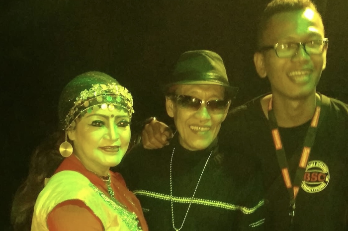 Umi Elvy Sukaesih berduka cita kehilangan sosok tercinta dalam kondisi segar bugar. Ratu dangdut unggah foto duka. 