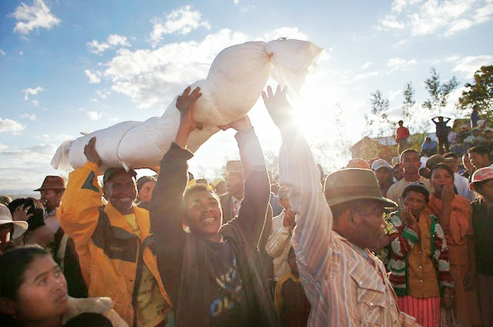 Ritual Famadihana, menari dengan orang mati, suku Malagasi di Madagaskar.