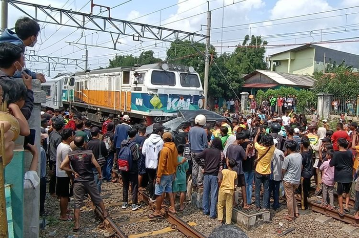 Kecelakaan yang melibatkan satu unit minibus Avanza berwarna hitam dan kereta api jarak jauh Argo Sindoro jurusan Semarang Tawang-Gambir PP di dekat Stasiun Tambun, Kabupaten Bekasi pada Selasa (21/6/2022).