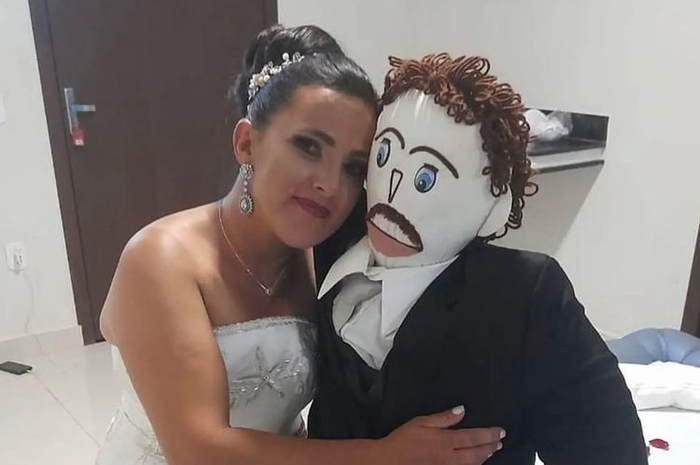 Seorang wanita di Brazil menikahi boneka kain dan mengaku memiliki anak setelah berhubungan dengan pasangannya tersebut.