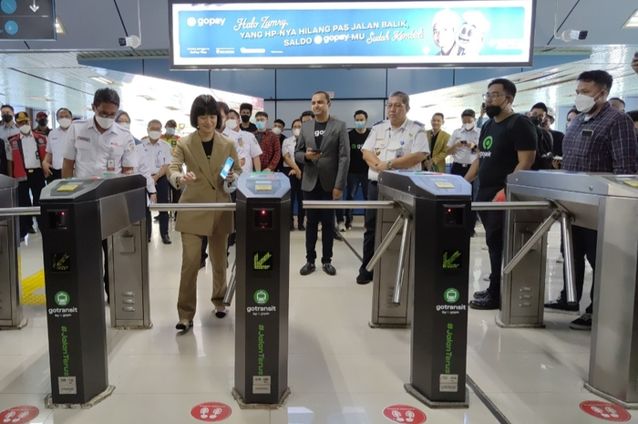 Ilustrasi cara gunakan tiket KRL lewat aplikasi Gojek.