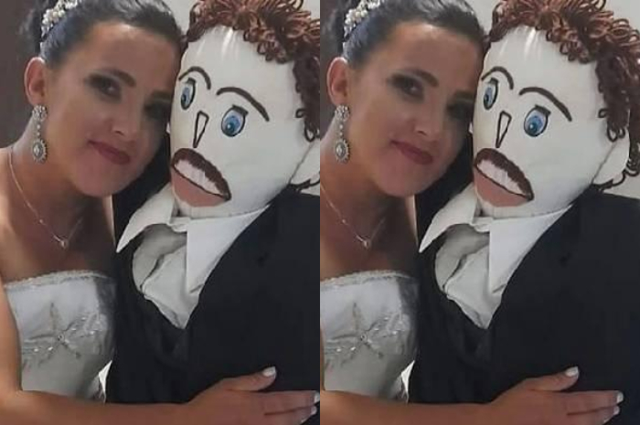 Wanita Brasil menikah dengan boneka karena tak kunjung punya pasangan
