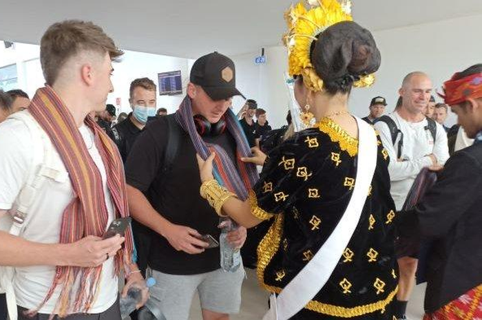 Prosesi penyambutan kru dan pembalap MXGP Indonesia 2022 yang tiba di bandara Lombok, (23/6/2022).