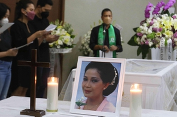 Rima Melati meninggal dunia, Widyawati menangis ceritakan kondisi sang sahabat sebelum tiada.