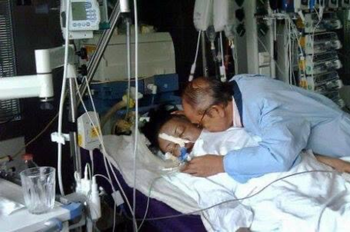 Foto ciuman terakhir Habibie kepada istrinya, Ainun bikin air mata tumpah. Film Habibie & Ainun 3 yang tayang di TV dinantikan pemirsa.
