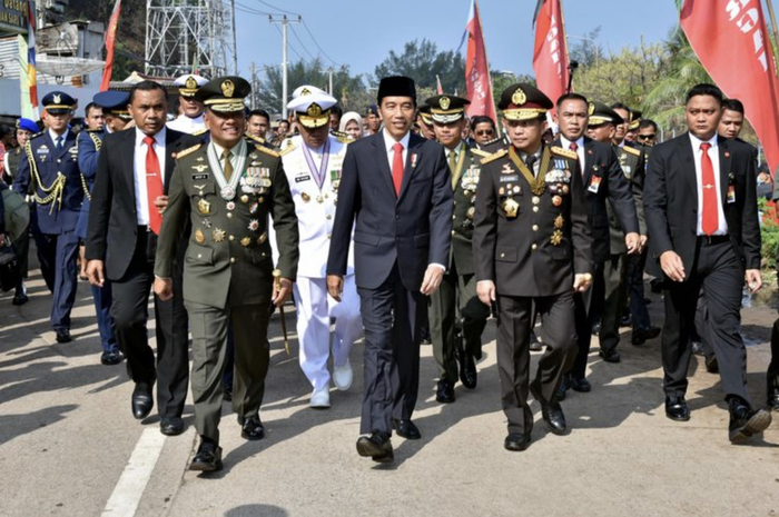 Foto Presiden Jokowi jalan kaki di acara HUT TNI 2017 sempat heboh. Peristiwa itu jadi penyebab Jenderal Gatot didepak. 