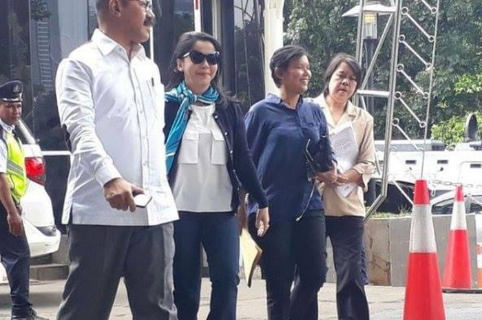 Profil mantan bos Garuda Indonesia Emirsyah Satar banyak dicari. Keluarga penyanyi lawas ini syok terseret kasus korupsi sang bos.