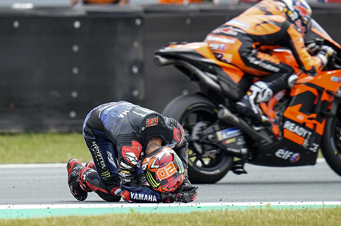 Fabio Quartararo (sujud) curhat soal MotoGP Belanda 2022 di mana dirinya malah kena long lap penalty di MotoGP Inggris 2022, Agustus mendatang