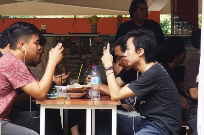 Tongkrongan ini bukti nyata netizen itu aktif di dunia maya tapi pasif di dunia nyata.