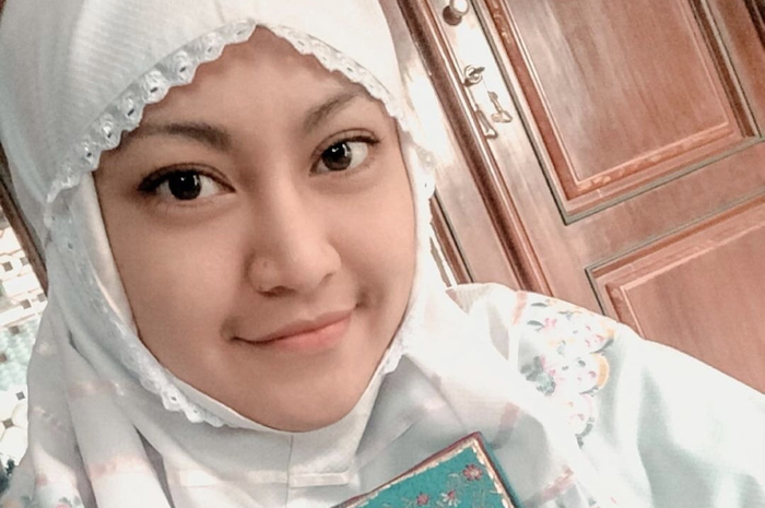 Pemeran Lasmini di sinetron kolosal Ayu Anjani mendapatkan musibah. Dia unggah foto ibunda dan adiknya yang tenggelam. 