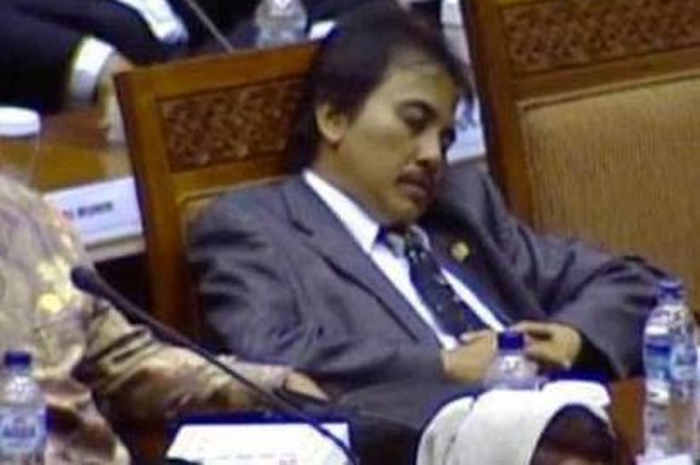 Kasus Roy Suryo yang disebut Nikita Mirzani hilang begitu saja bikin petinggi Polri ikut turun tangan. Foto eks menteri SBY jadi sorotan. 