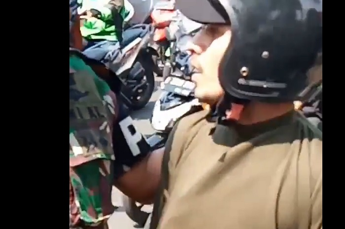 Debt collector enggak berkutik diamankan anggota TNI saat hendak tarik motor di jalan raya