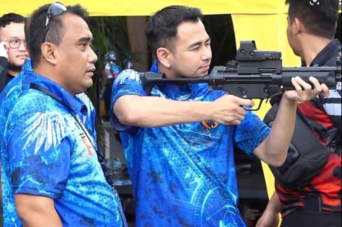 Nagita Slavina sampai kaget lihat foto suaminya jadi jago tembak. Raffi Ahmad jadi juara karena jenderal baret jingga ini.