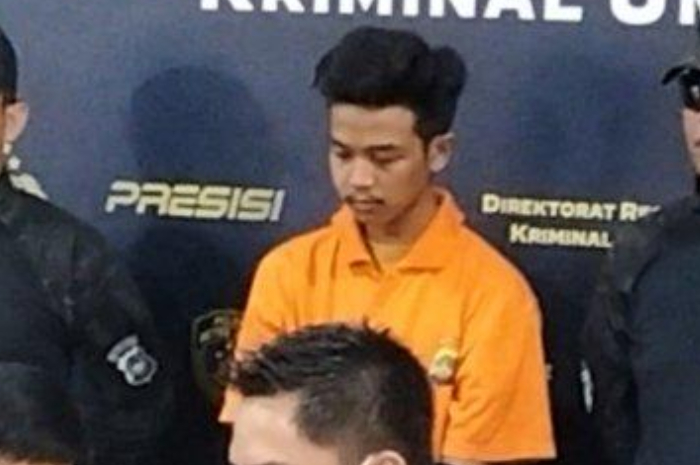 Inilah Muhamad Rizki Ikmi Aryanto (18), tersangka kasus pembunuhan terhadap teman kerjanya, Aples Bagus Trion Langgeng (21).