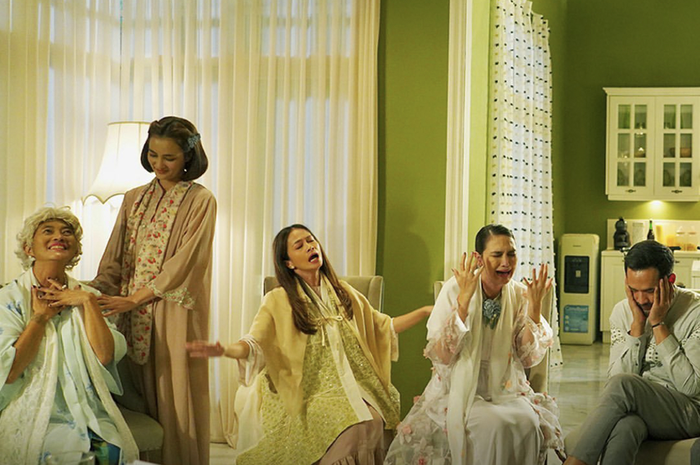 Luna Maya membongkar fakta yang coba ditutupi aktor tampan ini. Foto istri sah sang ator jadi sorotan. 