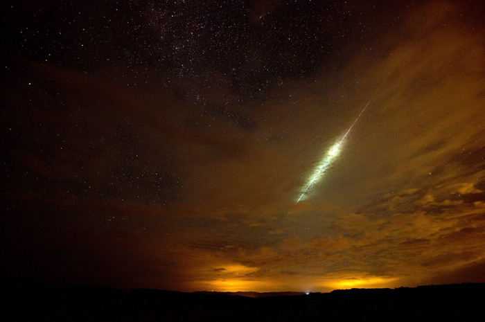 Apa perbedaan antara meteoroid, meteor, dan meteorit?