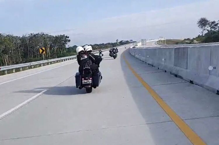 Rombongan Moge Melintasi Tol Pekanbaru-Bangkinang