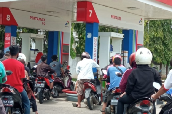 Ilustrasi isi bensin Pertalite di SPBU Pertamina. Daftar motor yang boleh isi Pertalite.