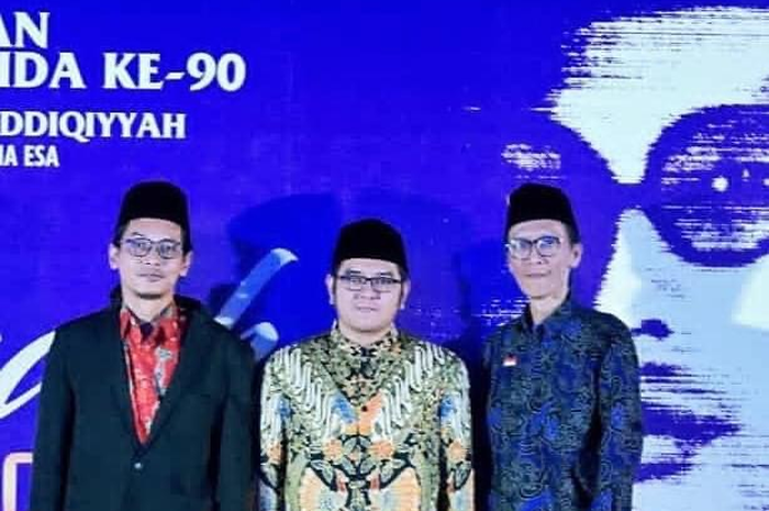 Anak kiai Jombang menggandeng mantan kibordis Slank untuk jualan musik Oxytron yang bisa sembuhkan kanker dan stroke.