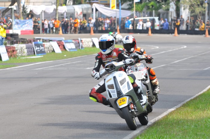 Perdana pembalap Andi Muhammad Fadly ikut balap Vespa The Brotos Vespa Race Seri II di Sirkuit Sentul Karting, Minggu (3/7/2022).